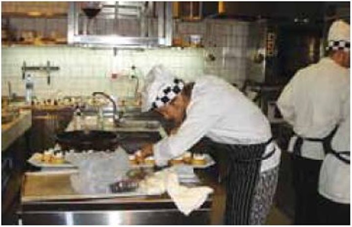 (בספר תמונה של מטבח תעשייתי מודרני)